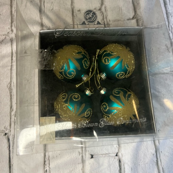 Seasons Design green with gold 4 ornaments - Picture 4 of 8
